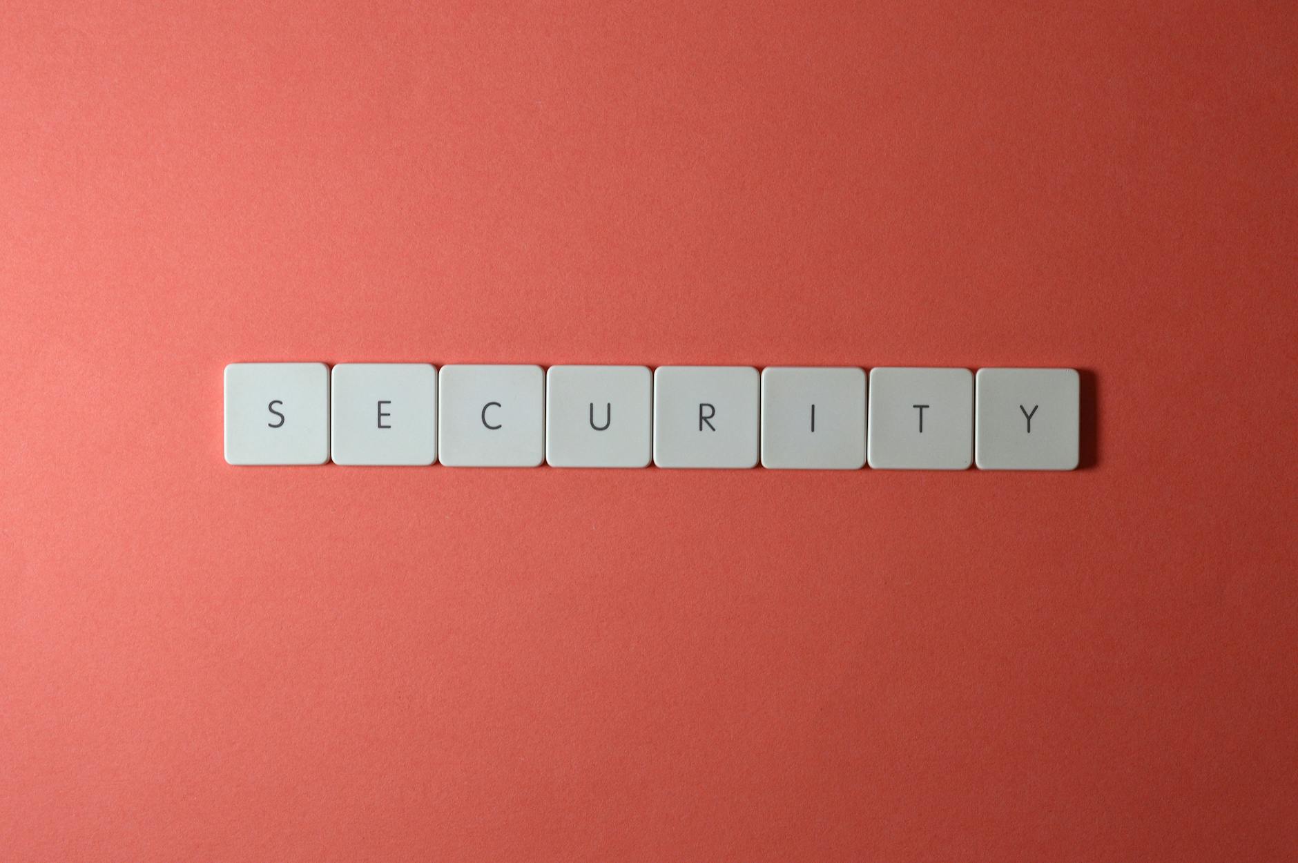 Klawisze z napisem security na czerwonym tle jako symbol bezpieczeństwa danych