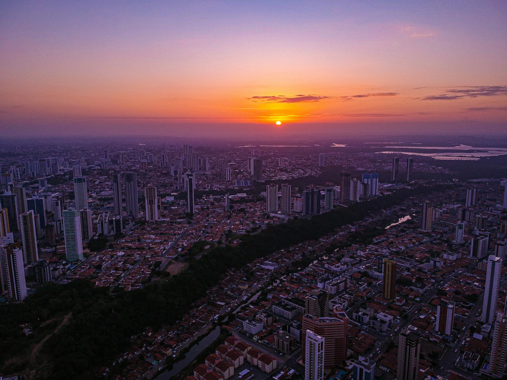 Panorama Lublina z drona o zachodzie słońca