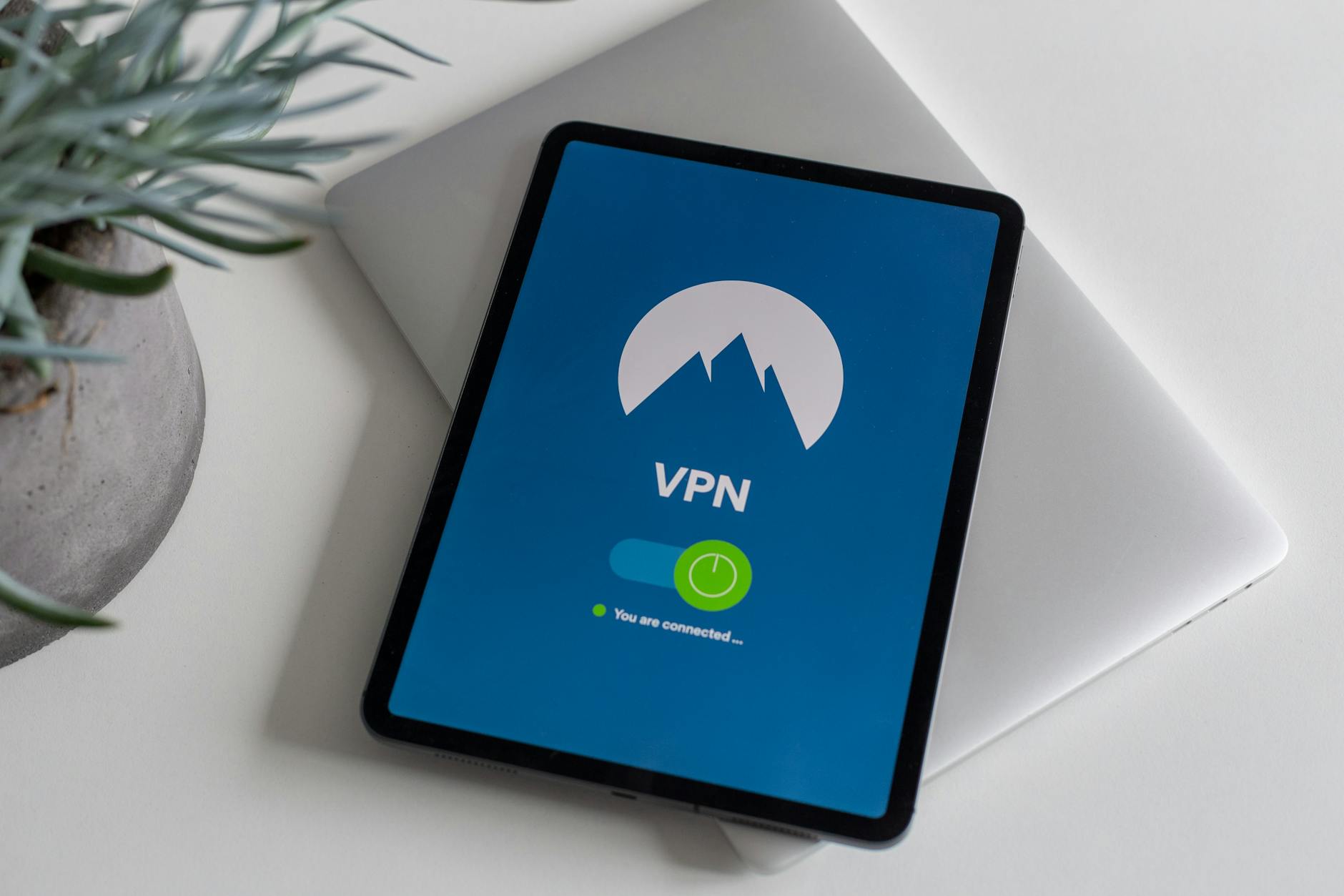 Tablet z włączoną aplikacją VPN jako symbol ochrony prywatności