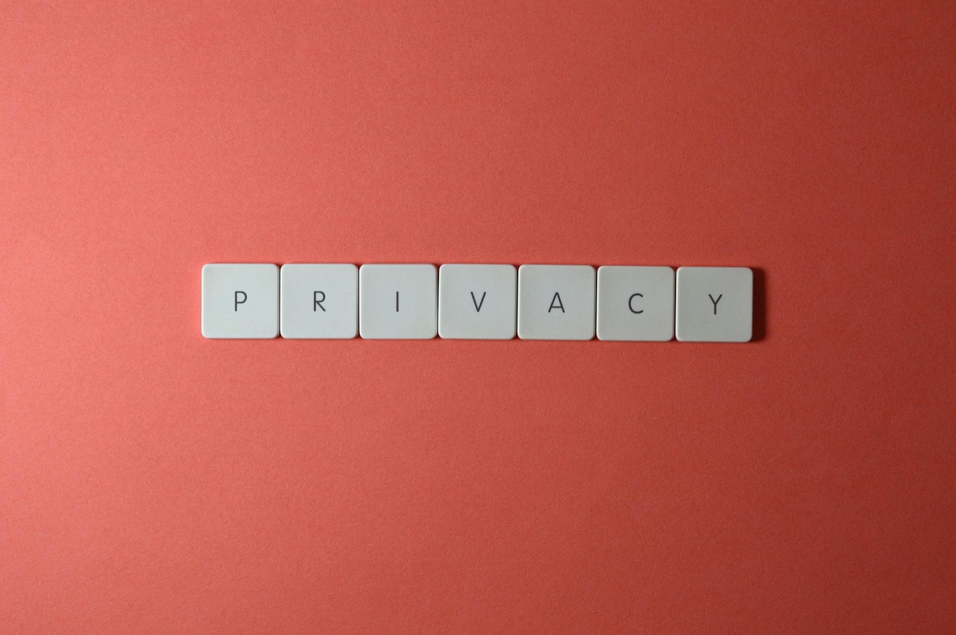 Zbliżenie na białe kostki z napisem privacy na czerwonym tle