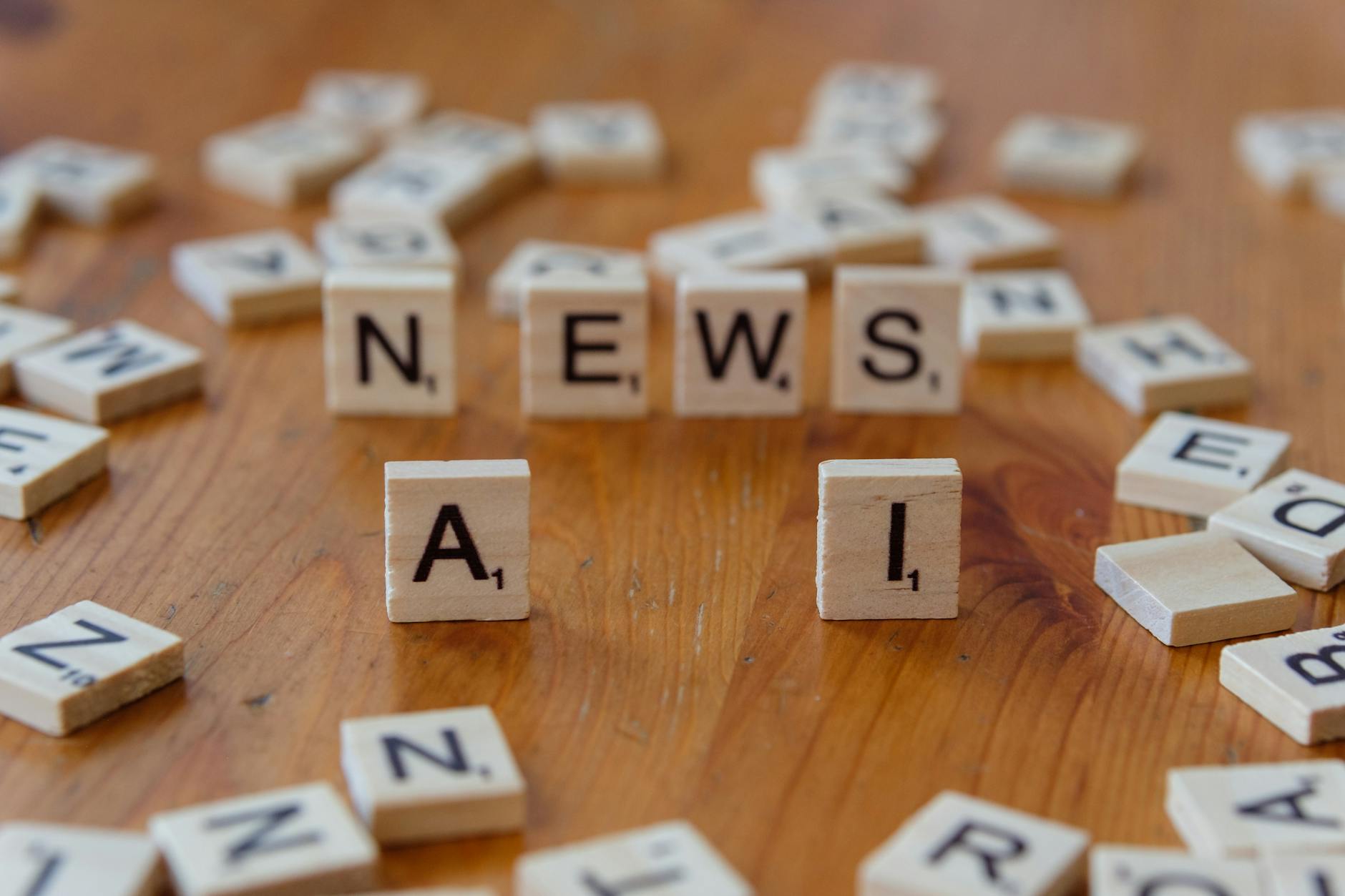 Drewniane klocki Scrabble układające się w napisy AI i NEWS