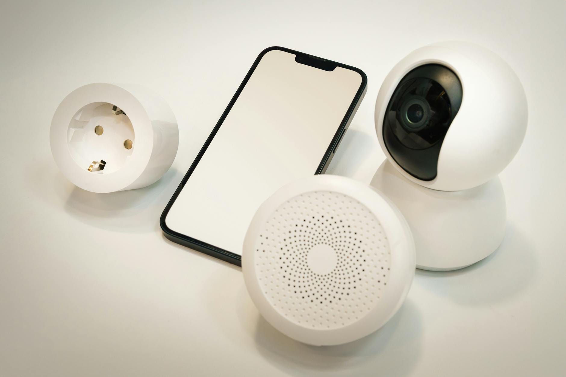 Inteligentne urządzenia smart home z kamerą, głośnikiem i smartfonem