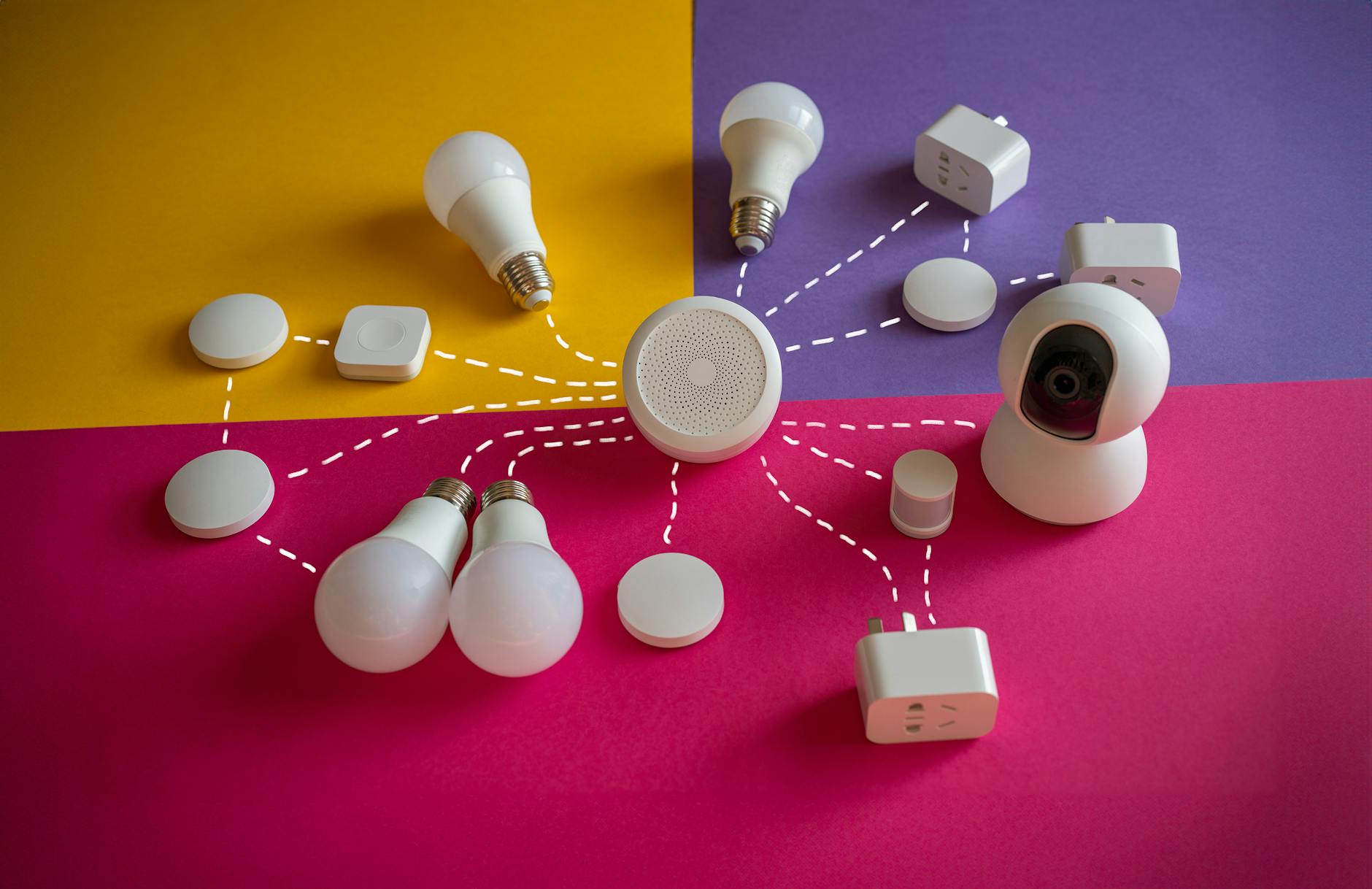 Inteligentne żarówki i gniazdka podłączone w nowoczesnym smart home