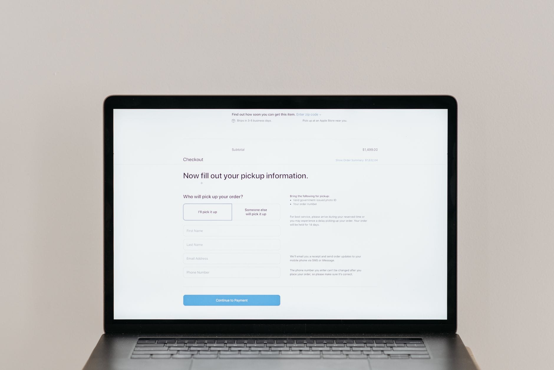 Laptop z formularzem płatności online na ekranie