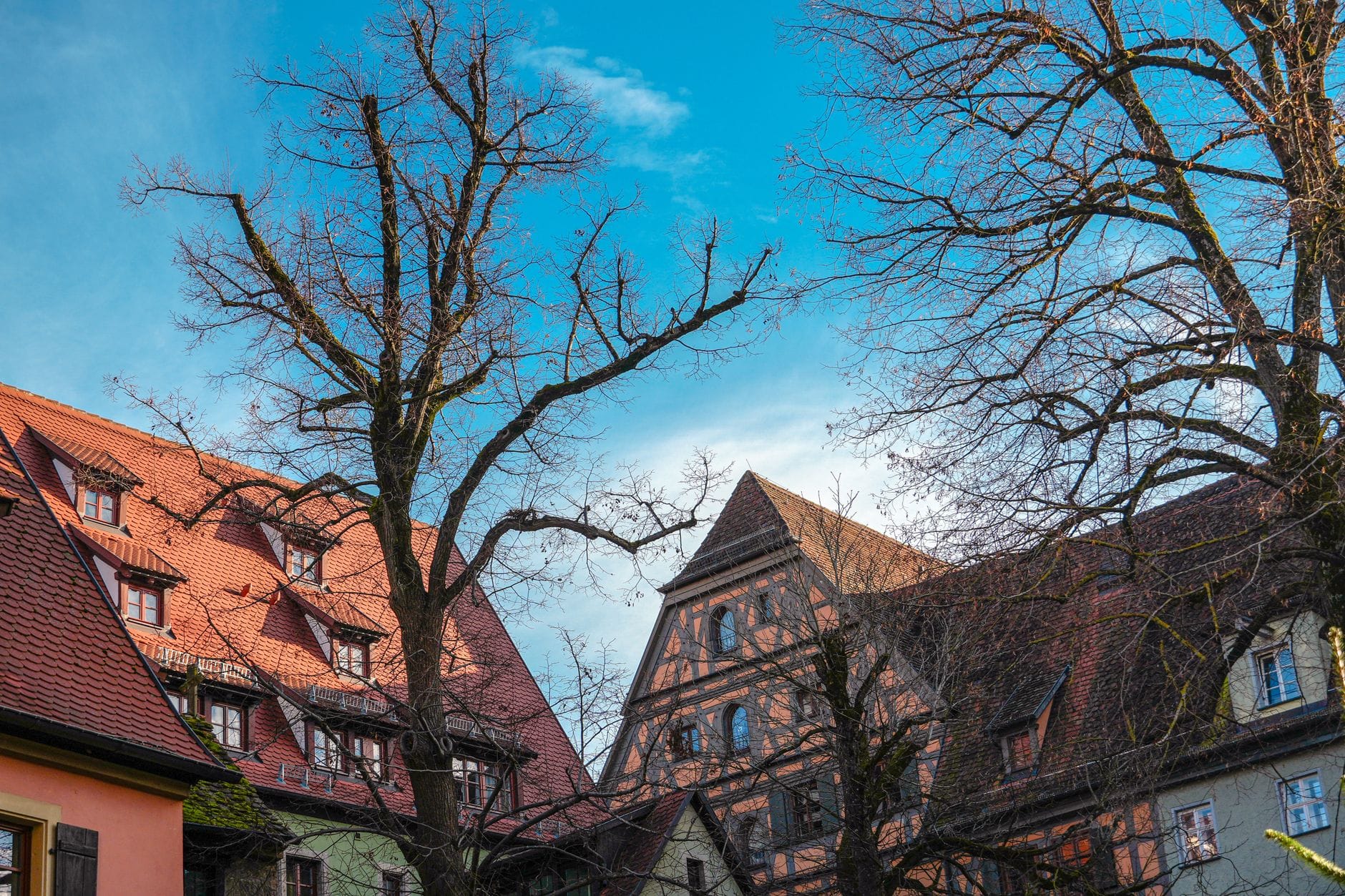 Malownicze kamienice o bawarskiej architekturze na niemieckiej uliczce Malownicze kamienice o bawarskiej architekturze na niemieckiej uliczce