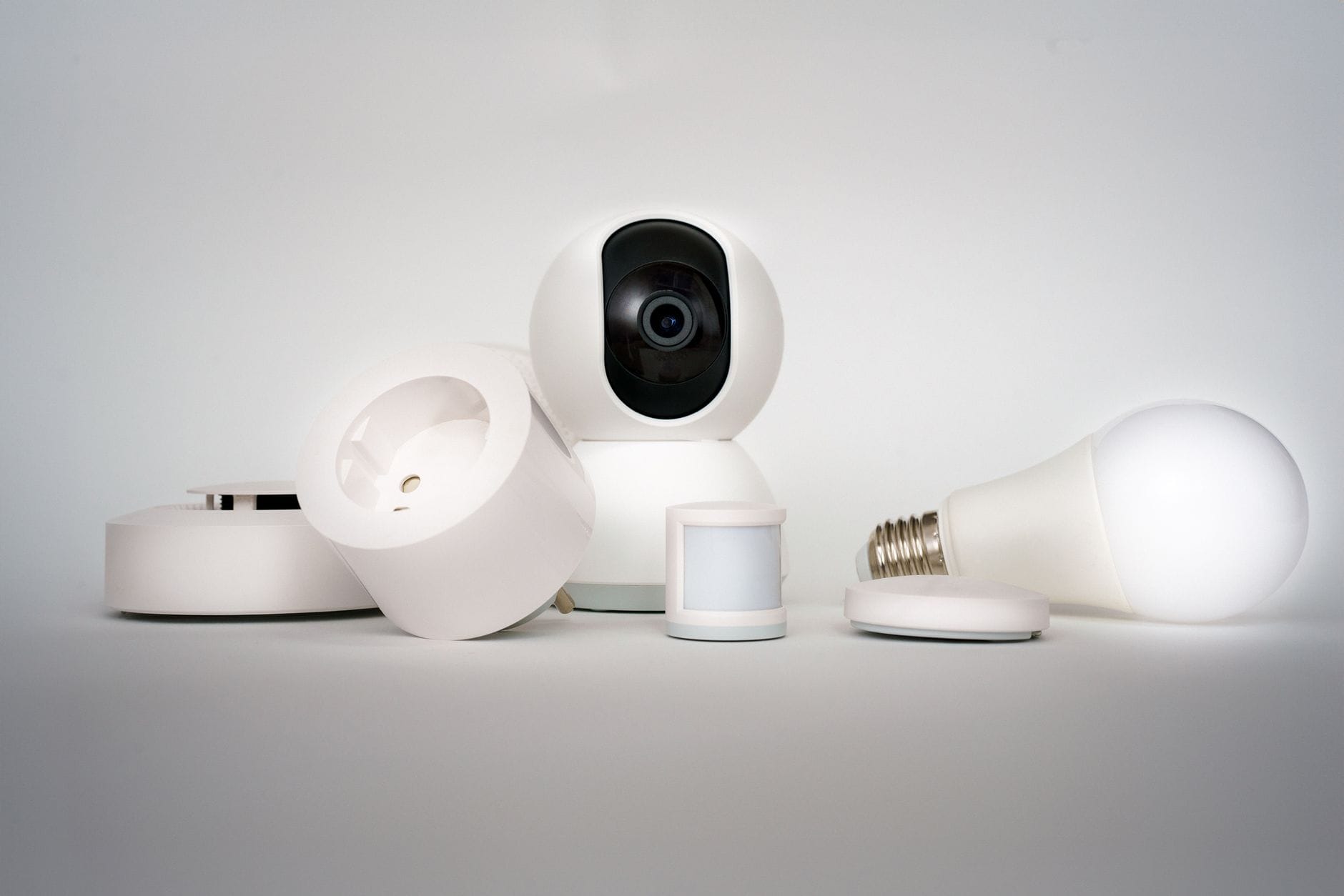 Minimalistyczny zestaw urządzeń smart home z kamerą i żarówką