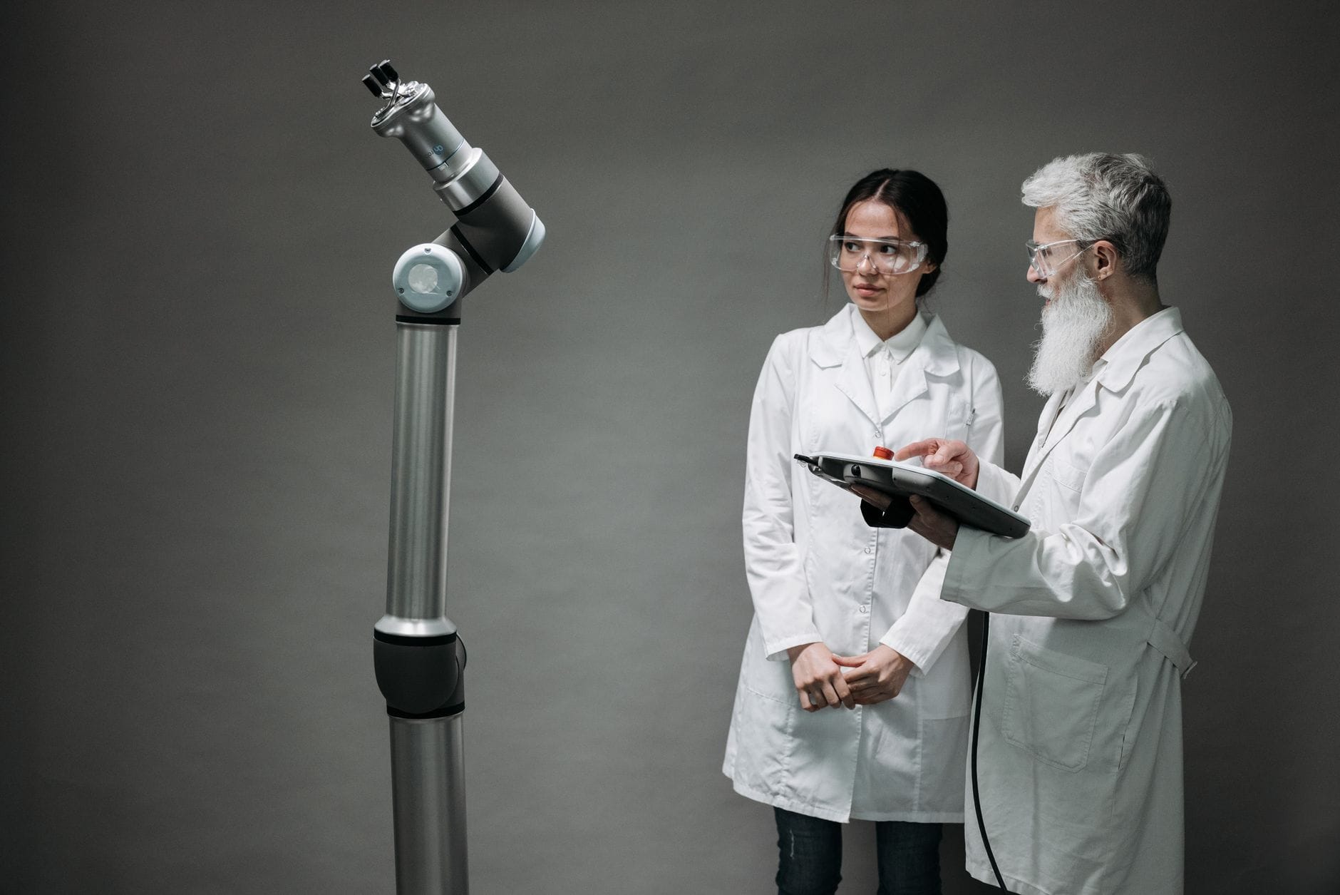 Naukowcy testują zaawansowane roboty współpracujące w laboratorium
