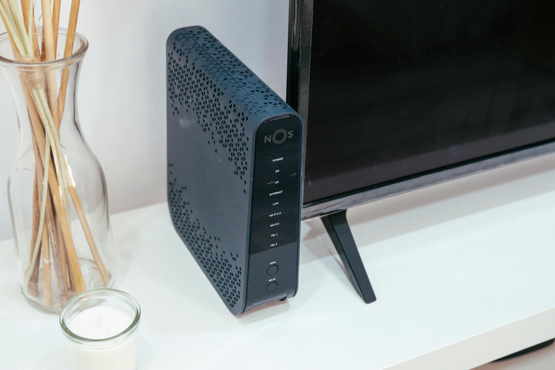Nowoczesny zestaw domowej elektroniki z routerem obok telewizora