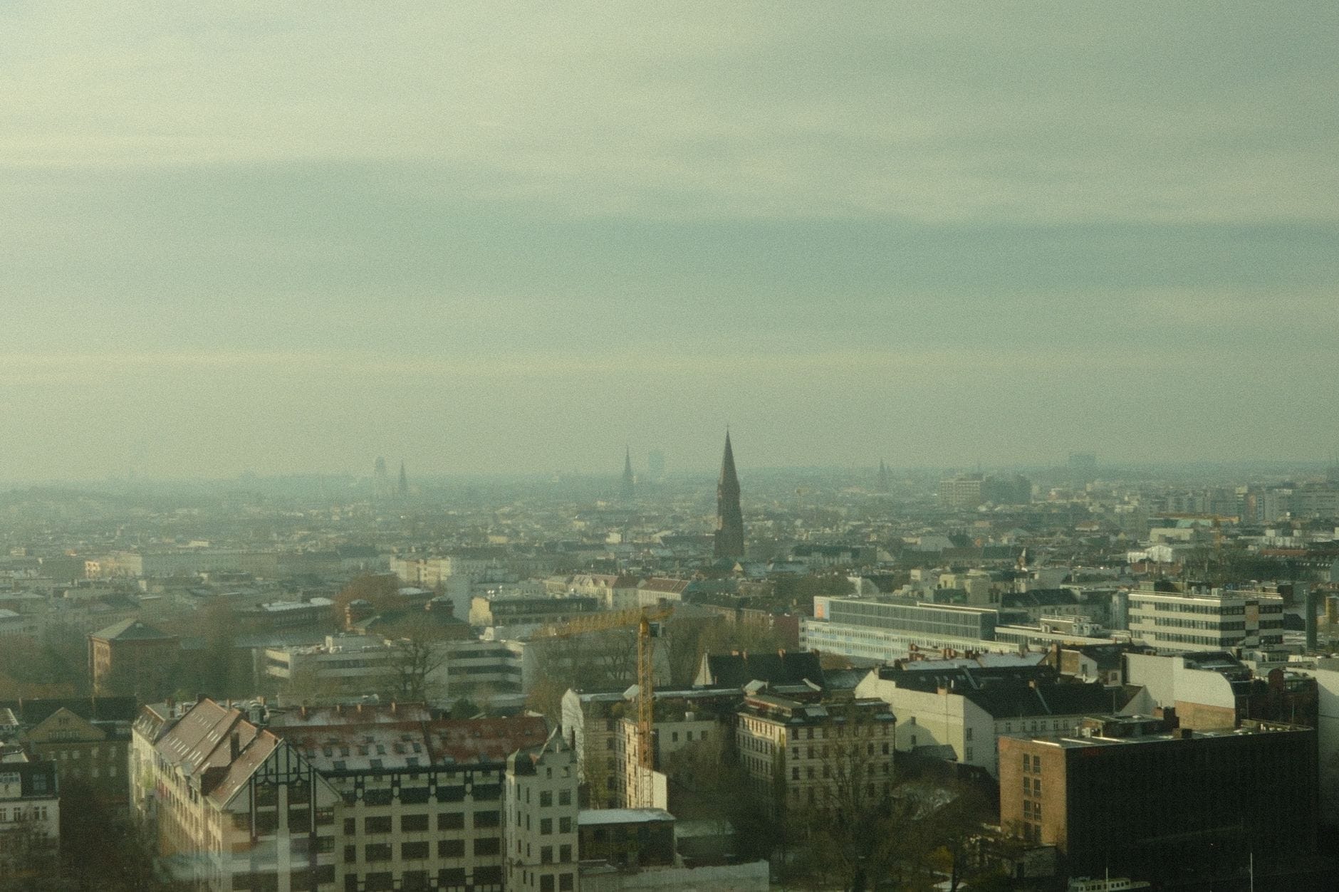 Panorama Berlina z lotu ptaka z wieżowcami i rzeką Szprewą