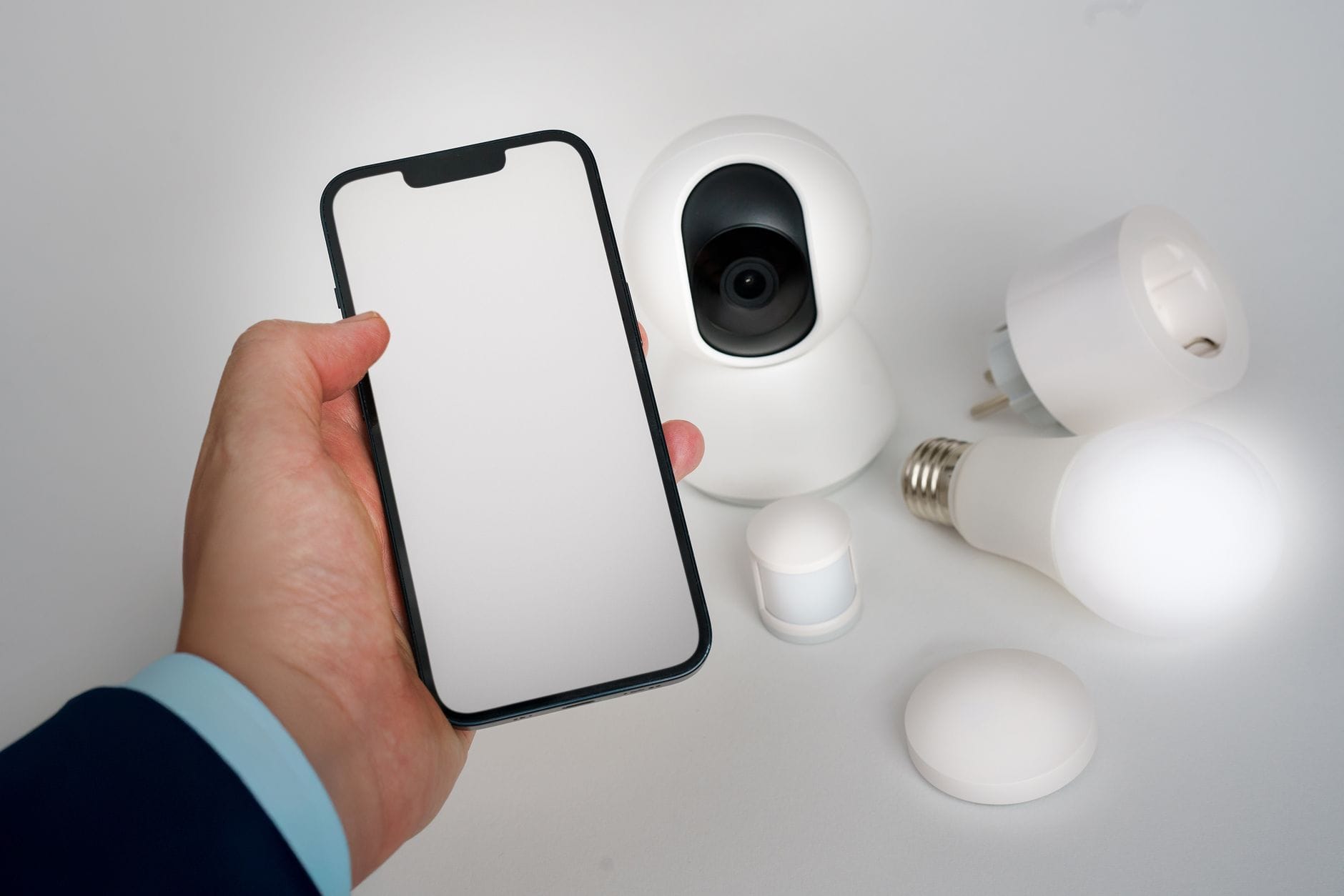 Sterowanie inteligentnym domem przez aplikację w smartfonie