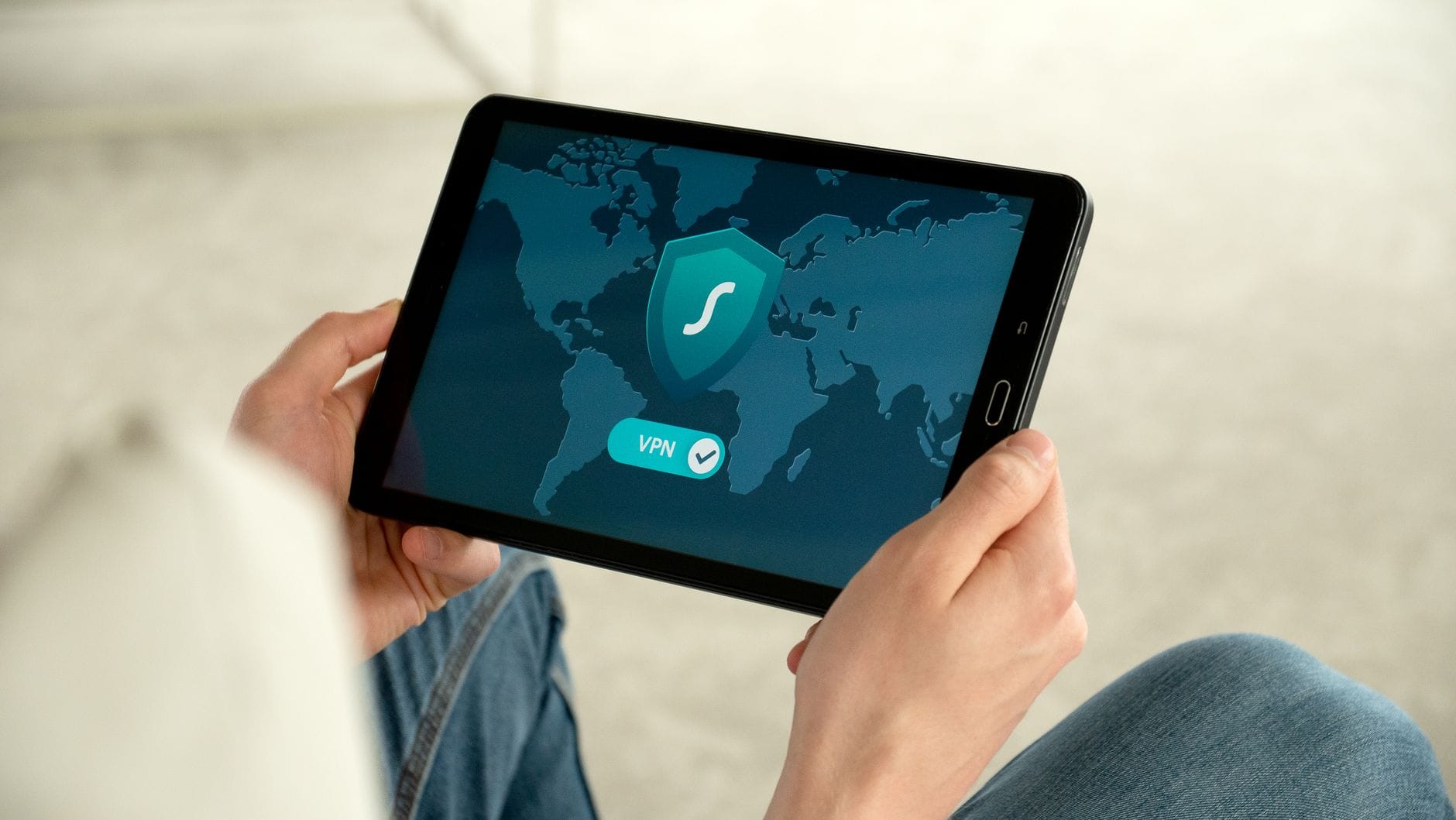 Osoba trzyma tablet z włączonym ekranem połączenia VPN