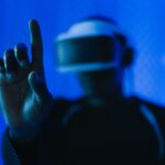 Świat po smartfonie: jakie urządzenia i interfejsy zastąpią obecne centrum naszego życia cyfrowego Osoba w goglach VR wchodzi w interakcję z wirtualnym interfejsem
