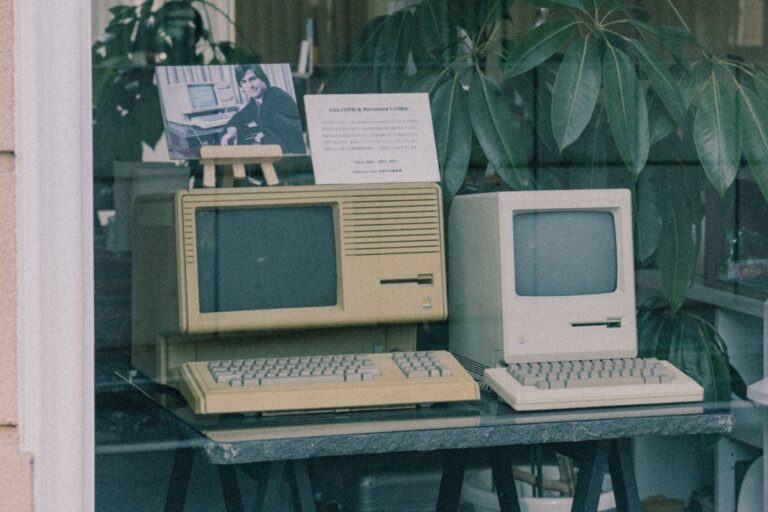 Zabytkowe komputery Apple z kl