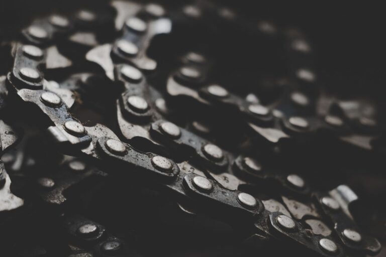 Zbliżenie metalowego łańcucha rowerowego